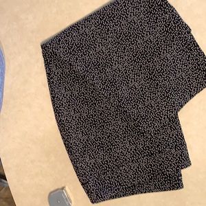 Capri, 24W, black w/white dots